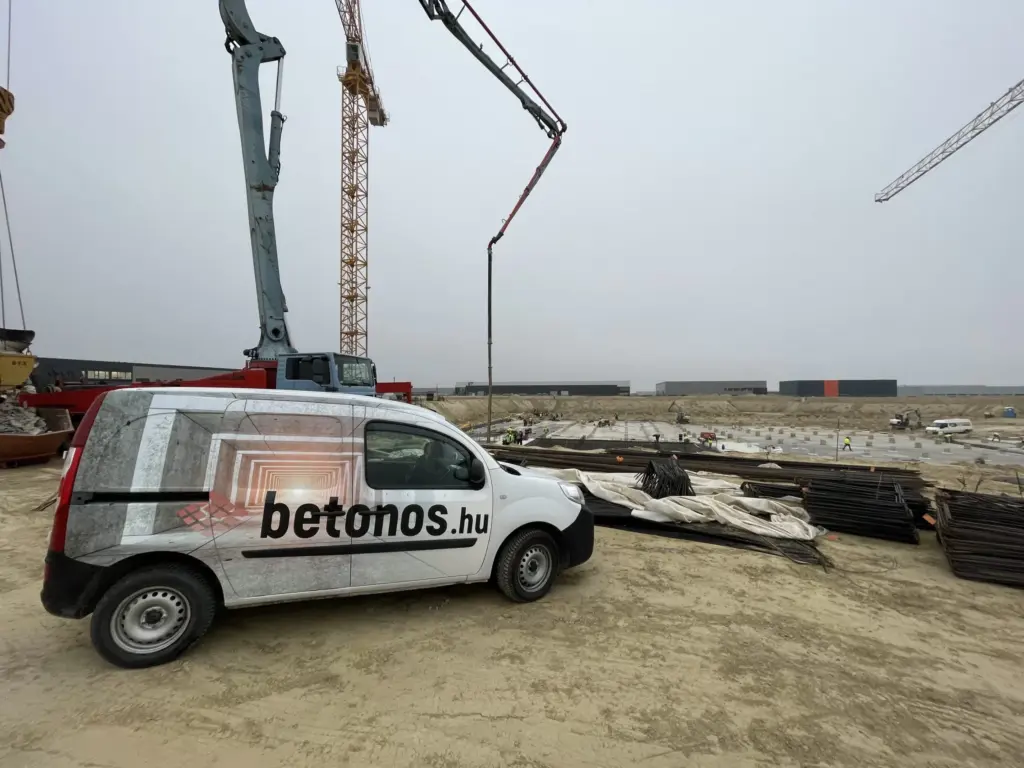 A betonos.hu feliratú kisteherautó egy székesfehérvári építkezésen